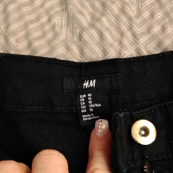 Shorts - Picture 2 of 4